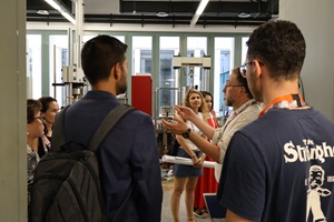 Emilio visita lab.JPG
